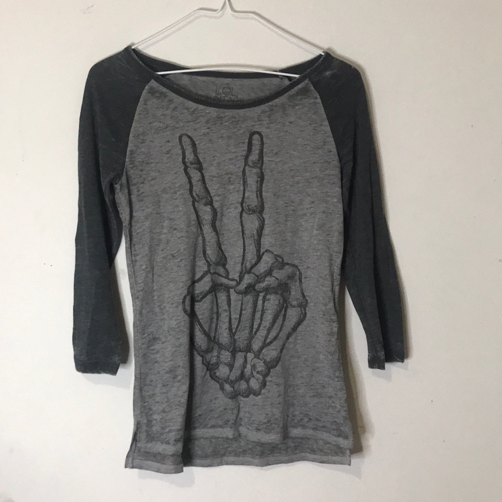 Skelton Peace Sign Shirt ✌🏽